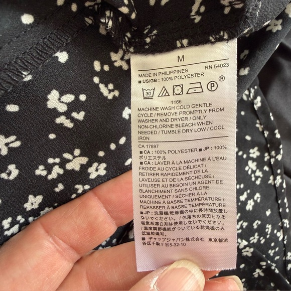 Banana Republic Drapey Classic Preppy Black Floral Button-Up Sleeveless Blouse - Picture 5 of 6